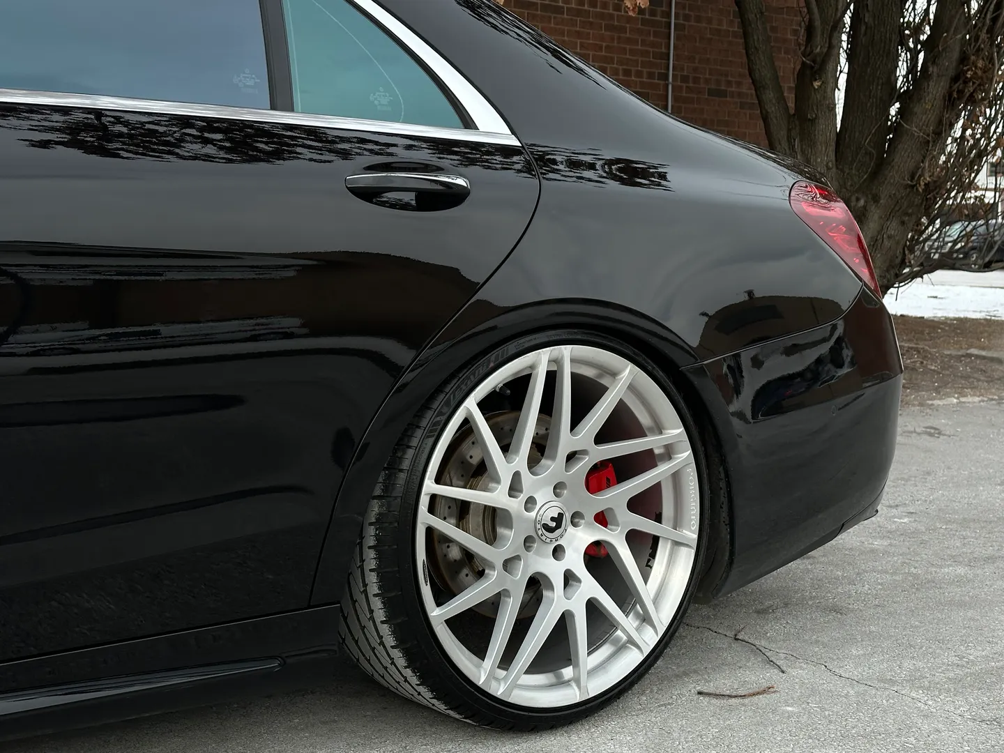 Mercedes Benz S63 AMG Sedan — photo 13