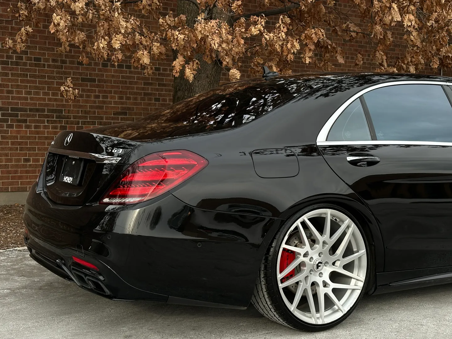 Mercedes Benz S63 AMG Sedan — photo 98