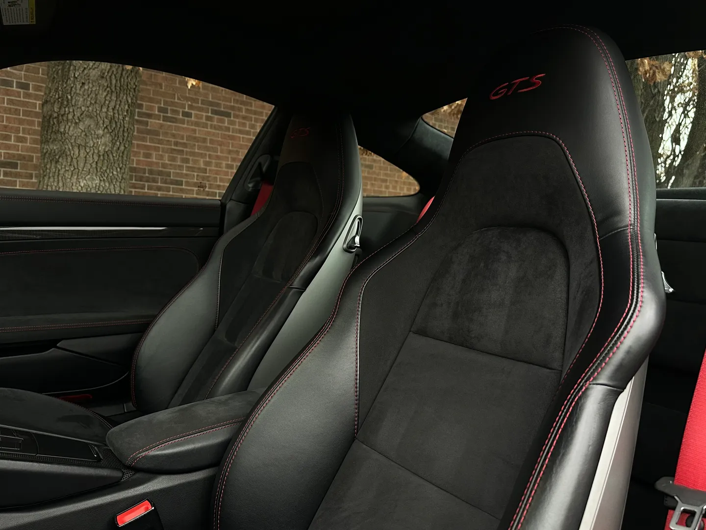 Porsche 911 Carrera GTS Coupe — photo 31