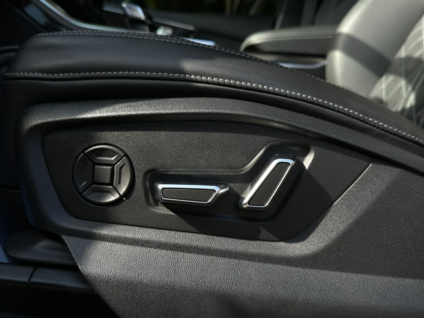 Audi SQ7 — photo 30