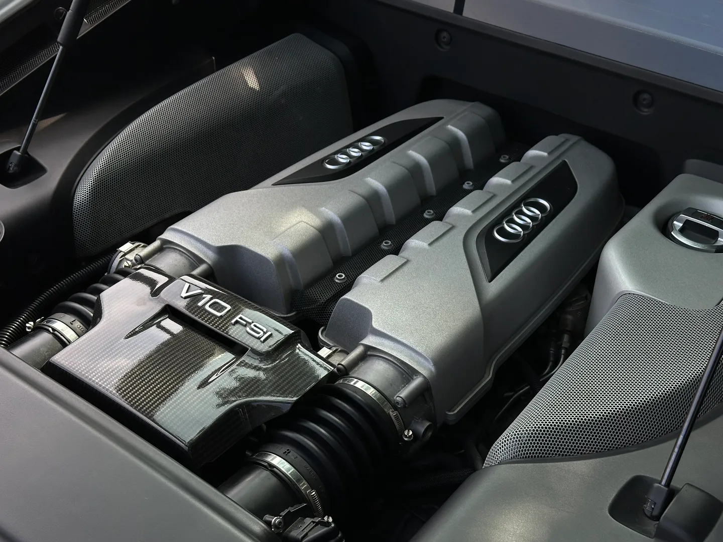 Audi R8 V10 Gated 6 Speed Manual Coupe — photo 32