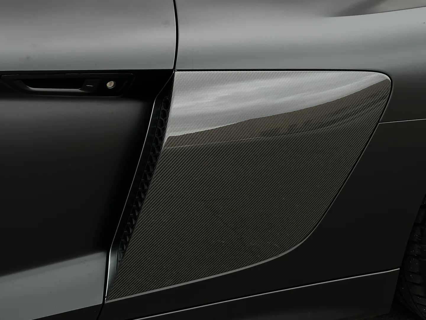 Audi R8 V10 Plus Quattro Coupe — photo 15