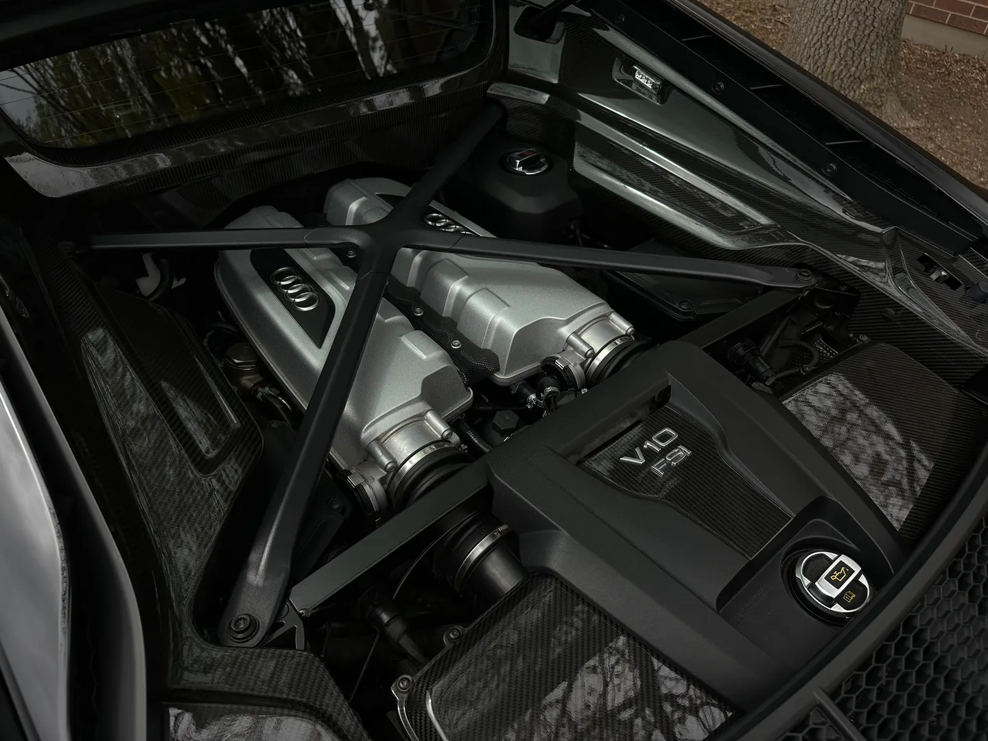 Audi R8 V10 Plus Quattro Coupe — photo 33