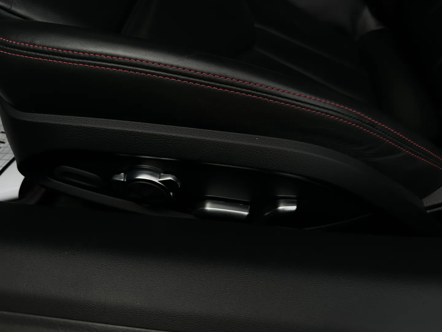 Audi R8 V10 Plus Quattro Coupe — photo 45