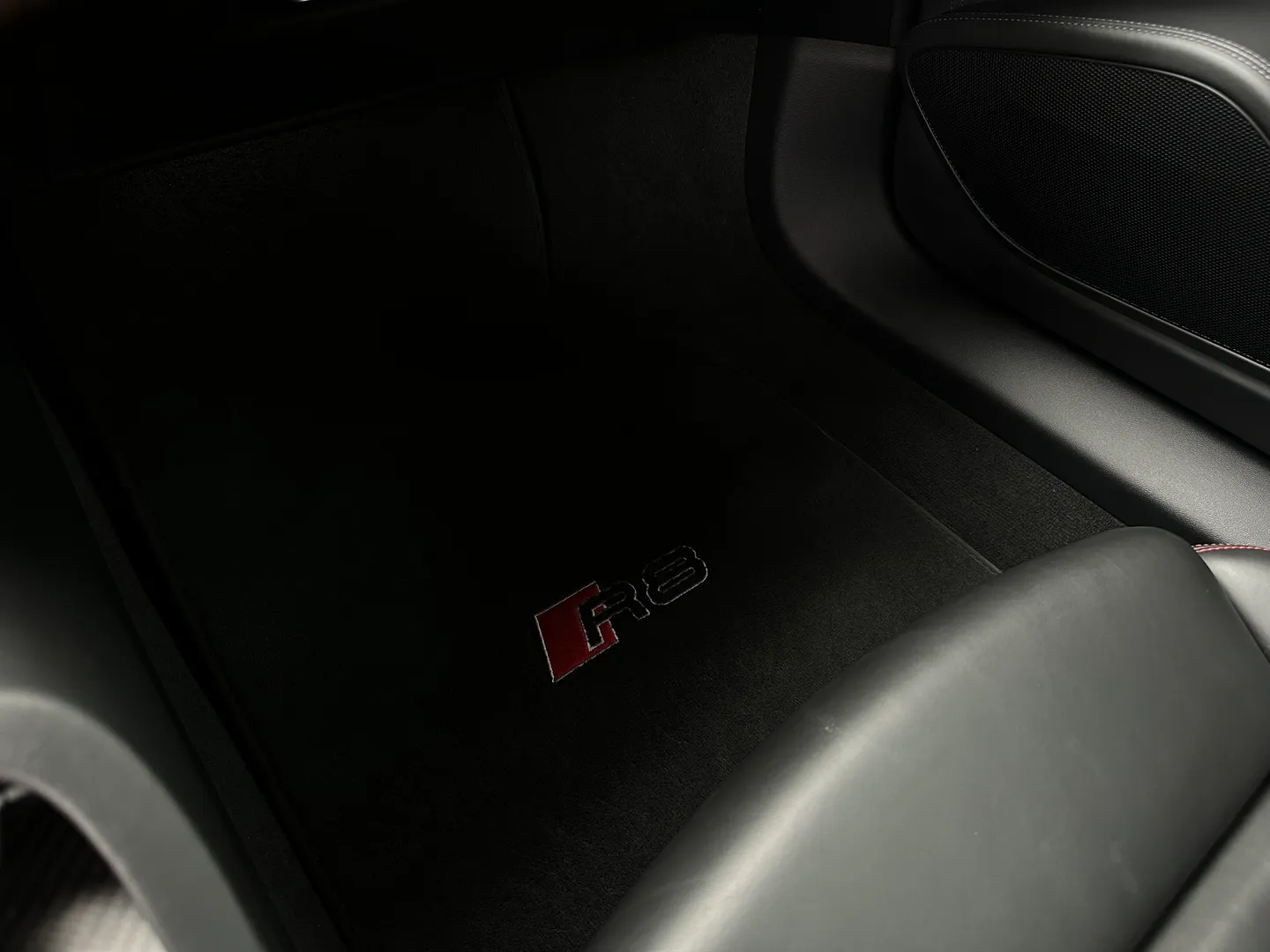 Audi R8 V10 Plus Quattro Coupe — photo 65