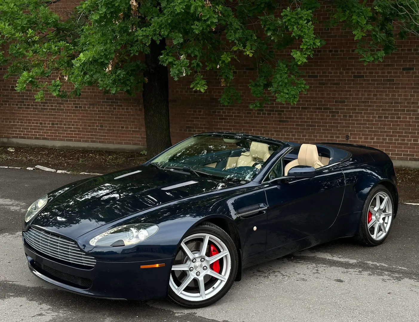 Aston Martin V8 Vantage Roadster — photo 2