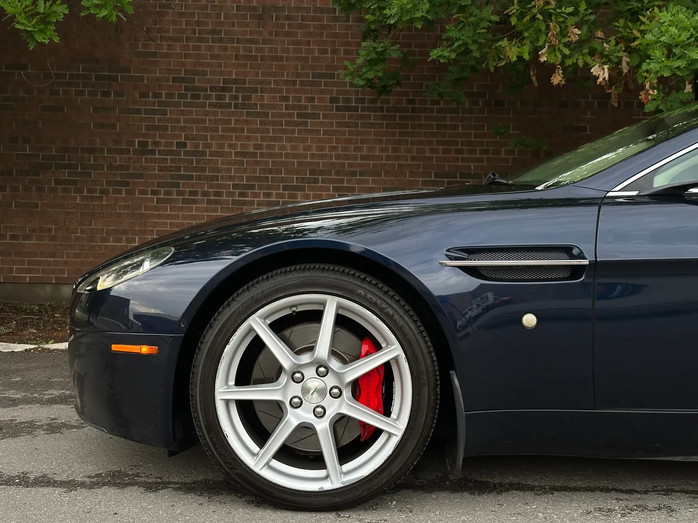 Aston Martin V8 Vantage Roadster — photo 11