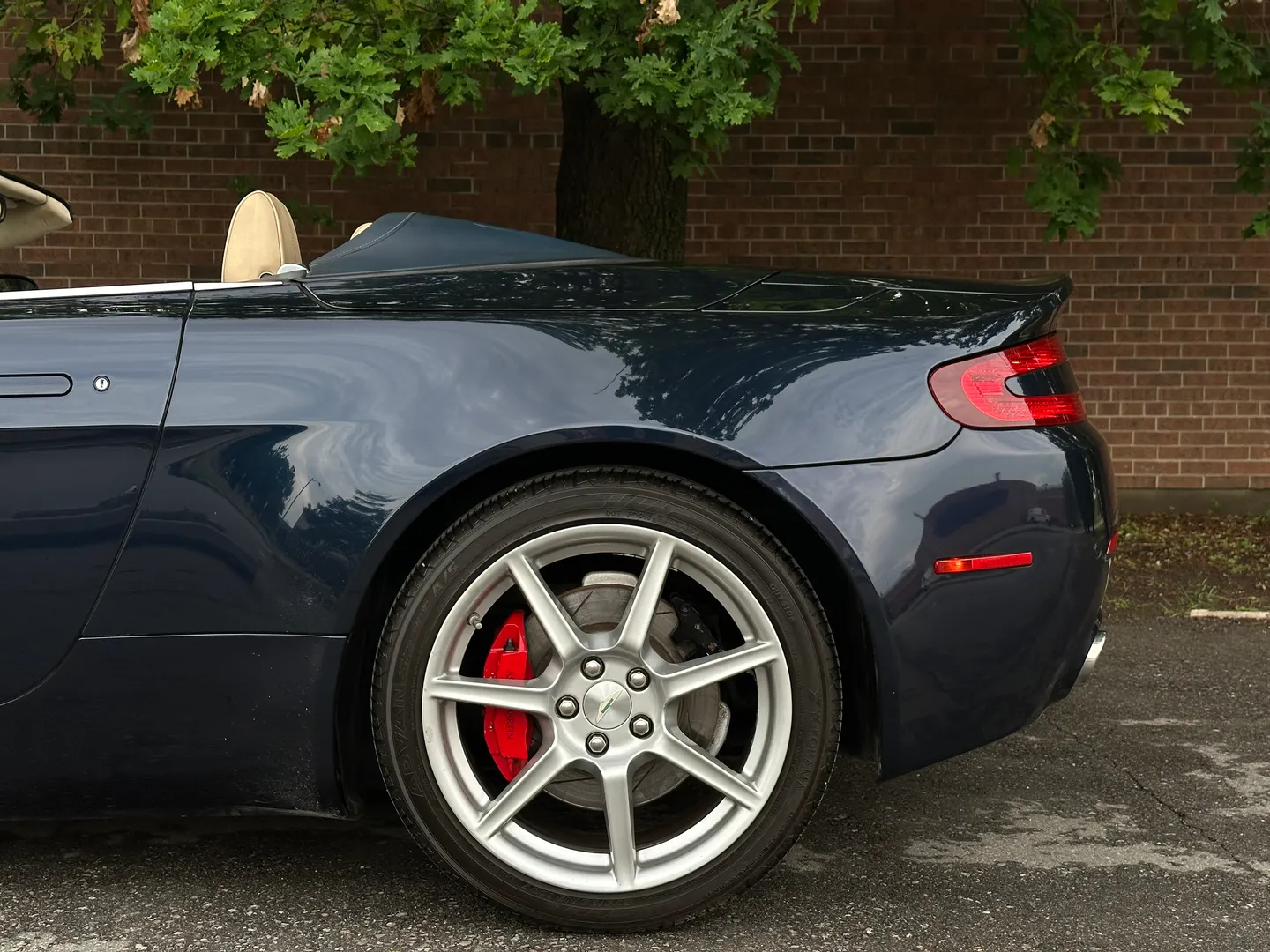 Aston Martin V8 Vantage Roadster — photo 12