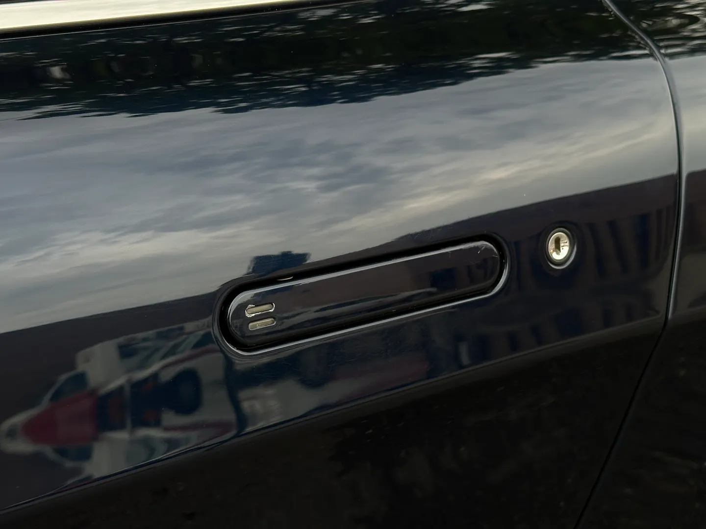 Aston Martin V8 Vantage Roadster — photo 18