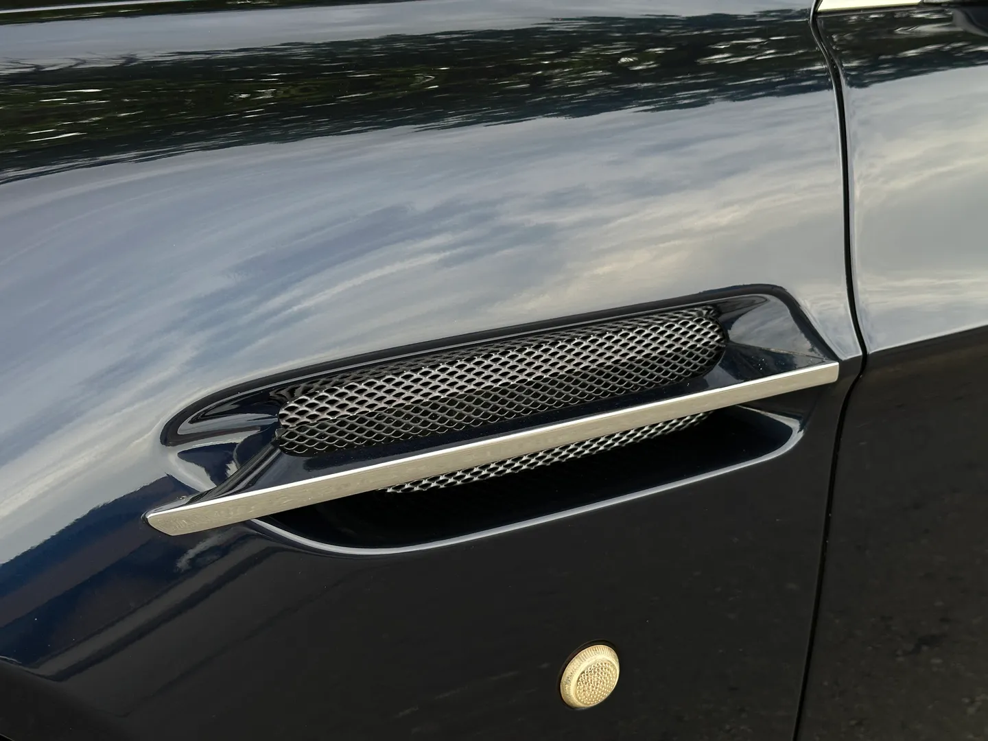 Aston Martin V8 Vantage Roadster — photo 15