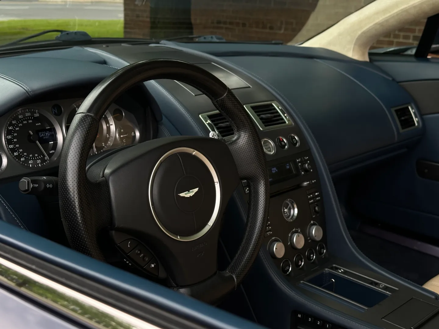 Aston Martin V8 Vantage Roadster — photo 19