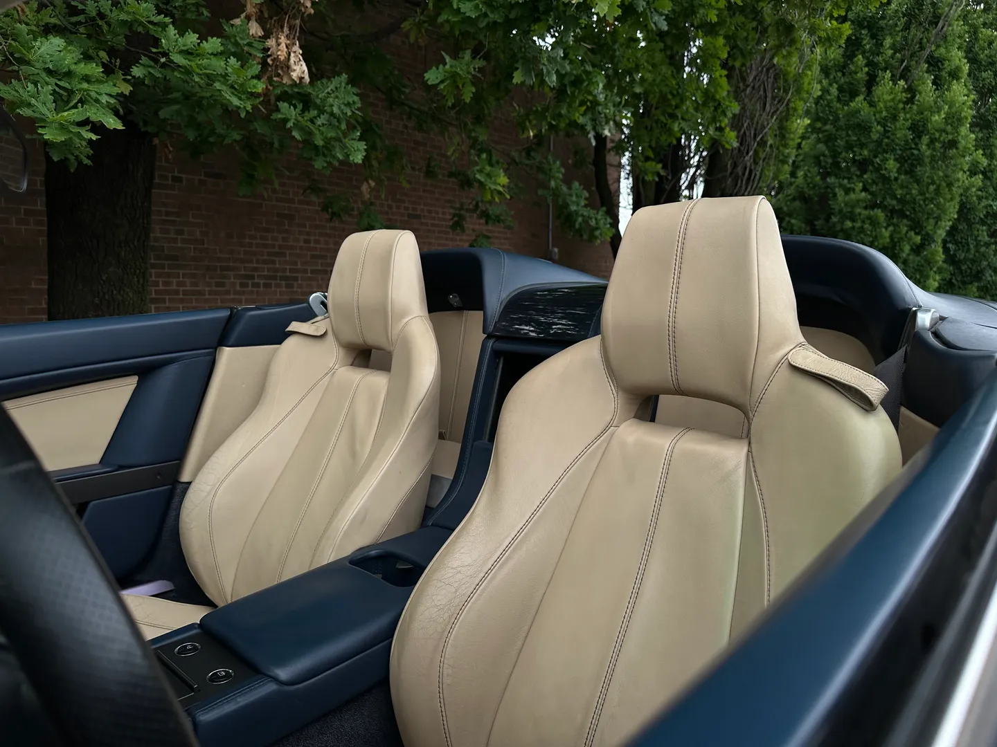 Aston Martin V8 Vantage Roadster — photo 20