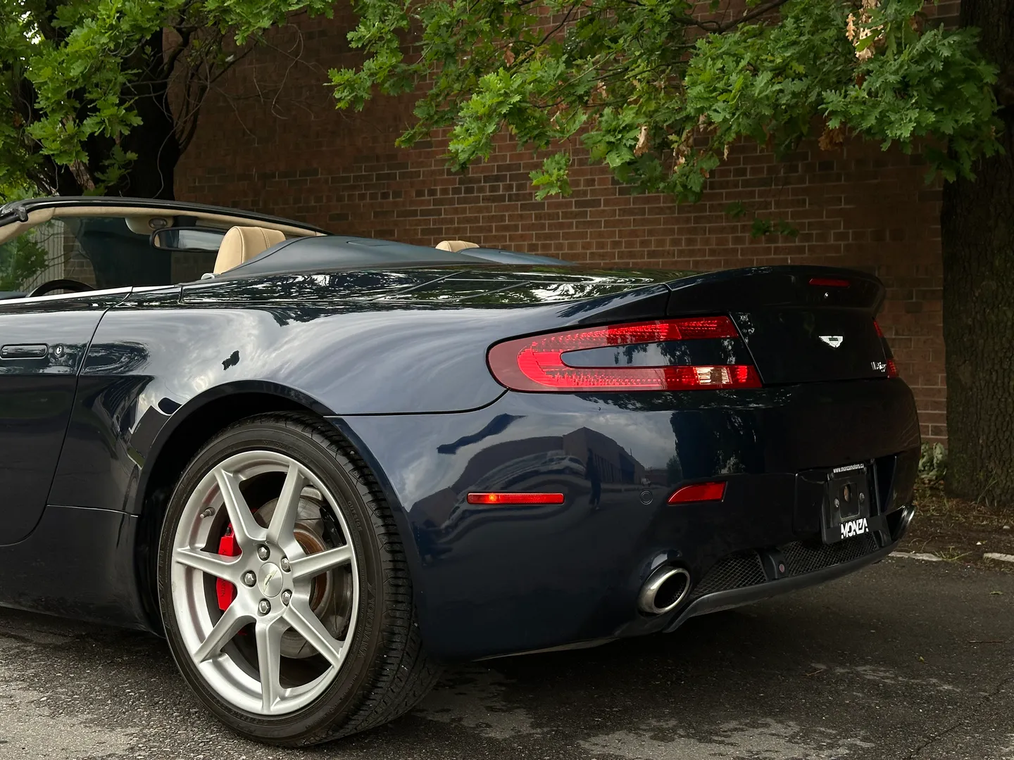 Aston Martin V8 Vantage Roadster — photo 22