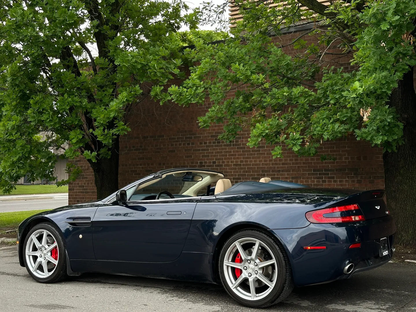 Aston Martin V8 Vantage Roadster — photo 21