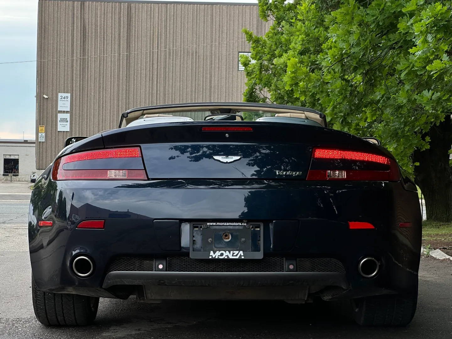 Aston Martin V8 Vantage Roadster — photo 24