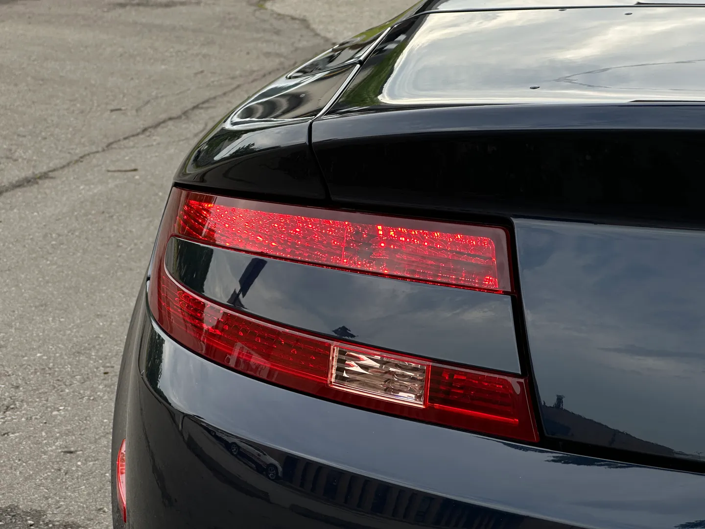 Aston Martin V8 Vantage Roadster — photo 25