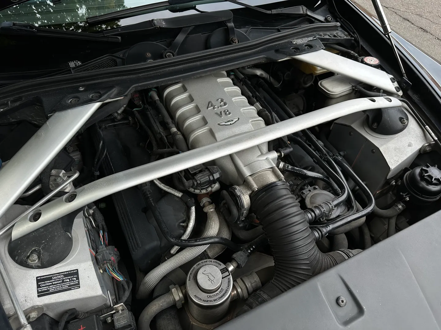 Aston Martin V8 Vantage Roadster — photo 30