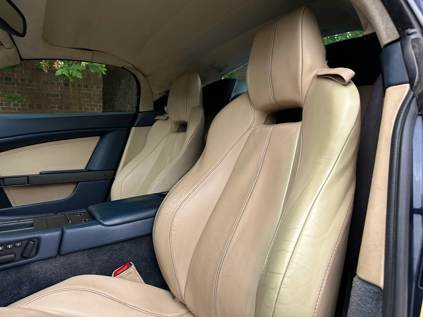 Aston Martin V8 Vantage Roadster — photo 34
