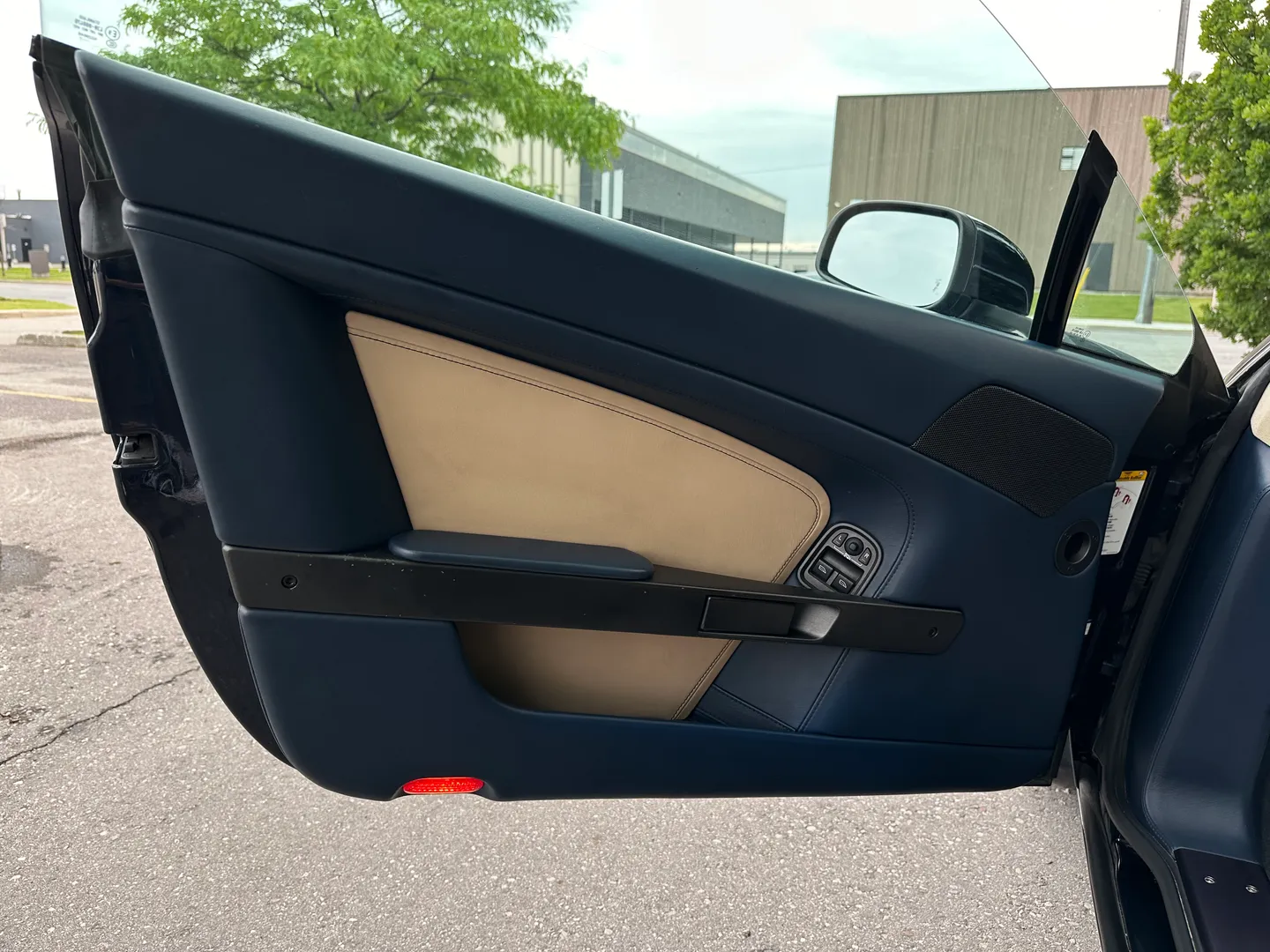Aston Martin V8 Vantage Roadster — photo 36