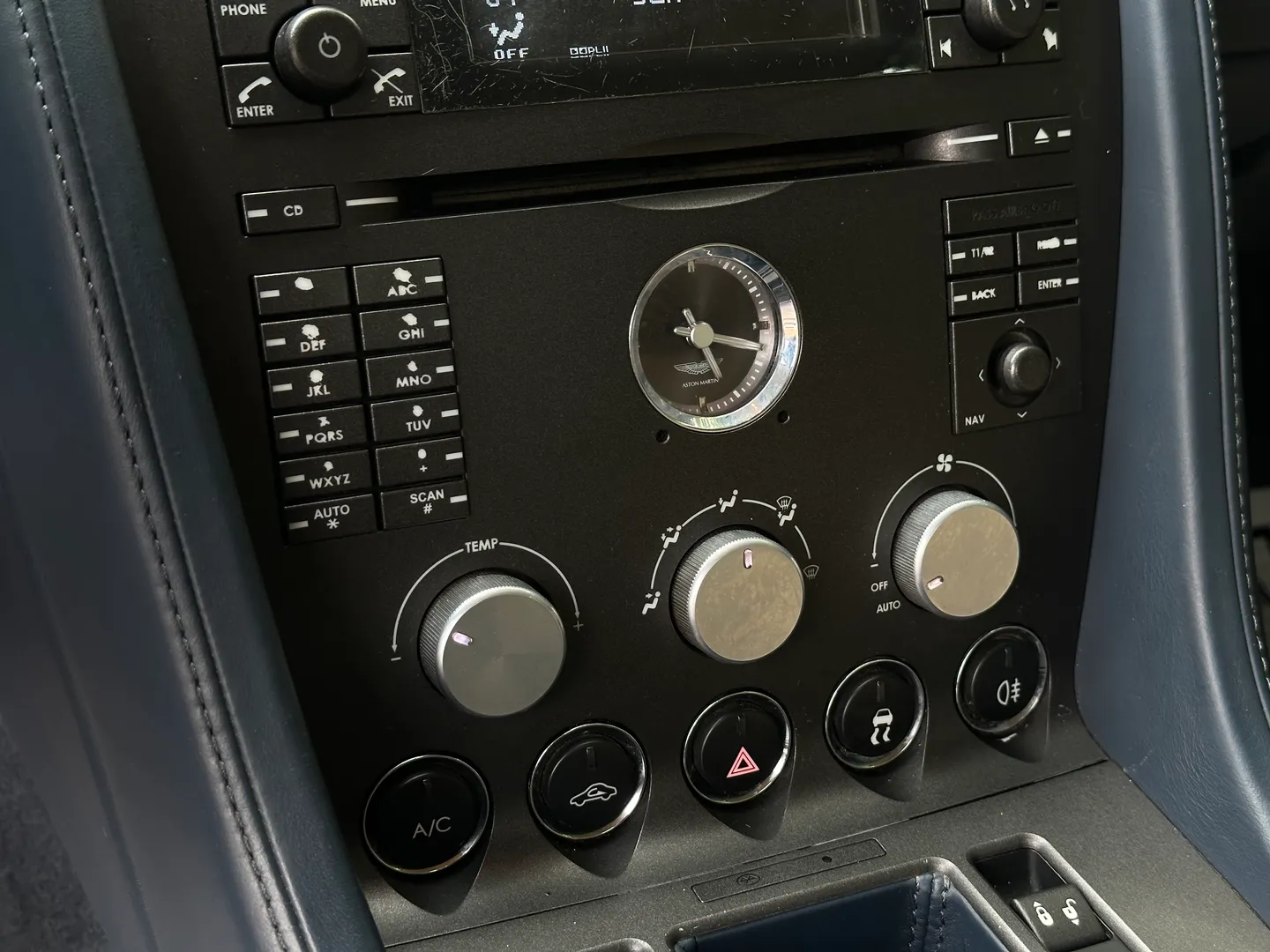 Aston Martin V8 Vantage Roadster — photo 40
