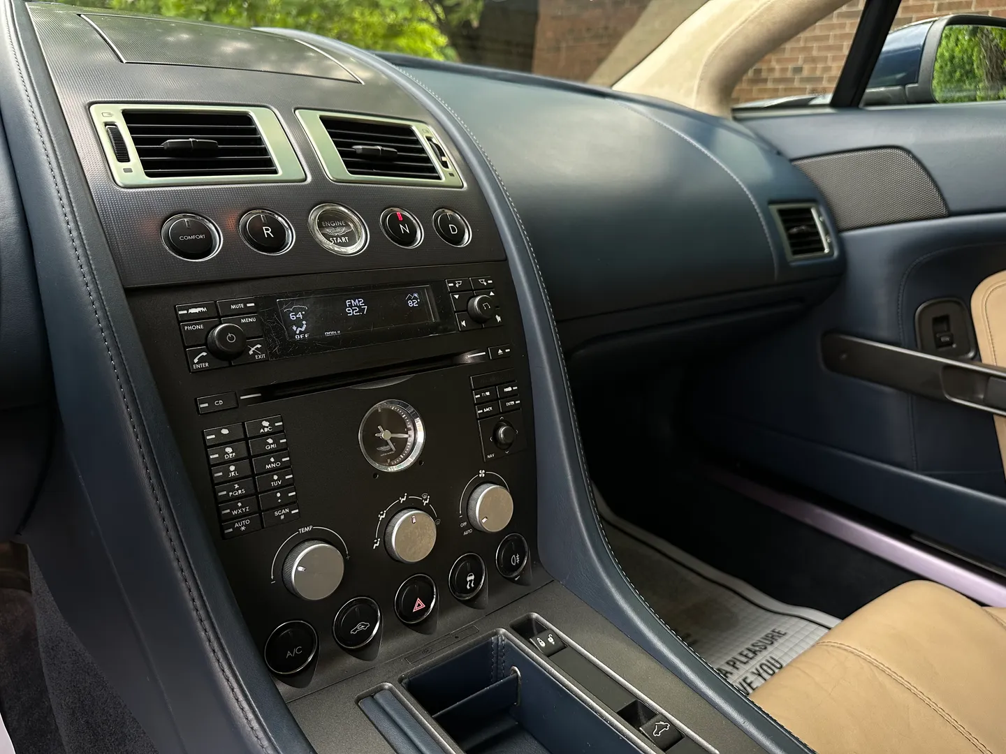Aston Martin V8 Vantage Roadster — photo 38