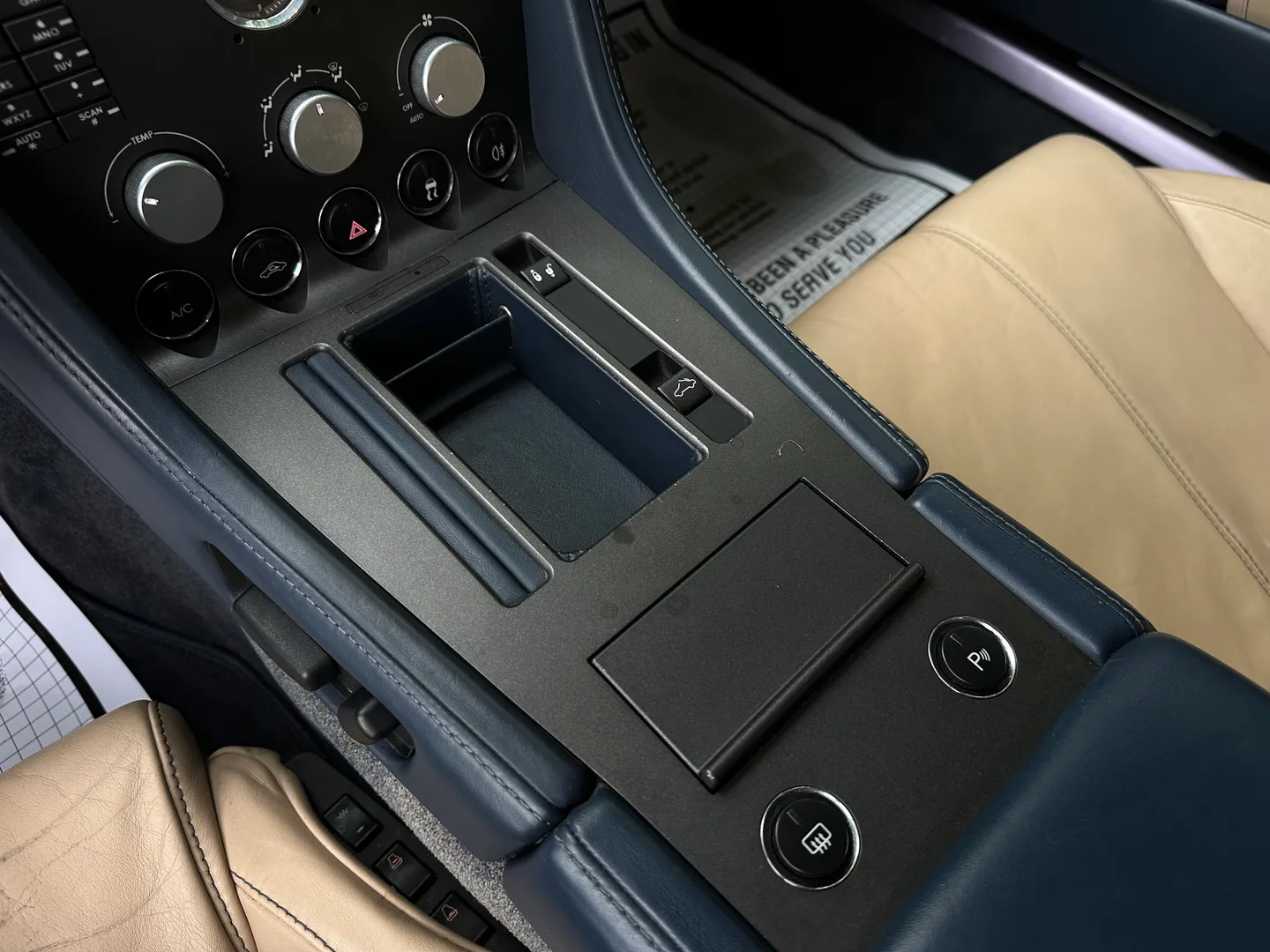 Aston Martin V8 Vantage Roadster — photo 39