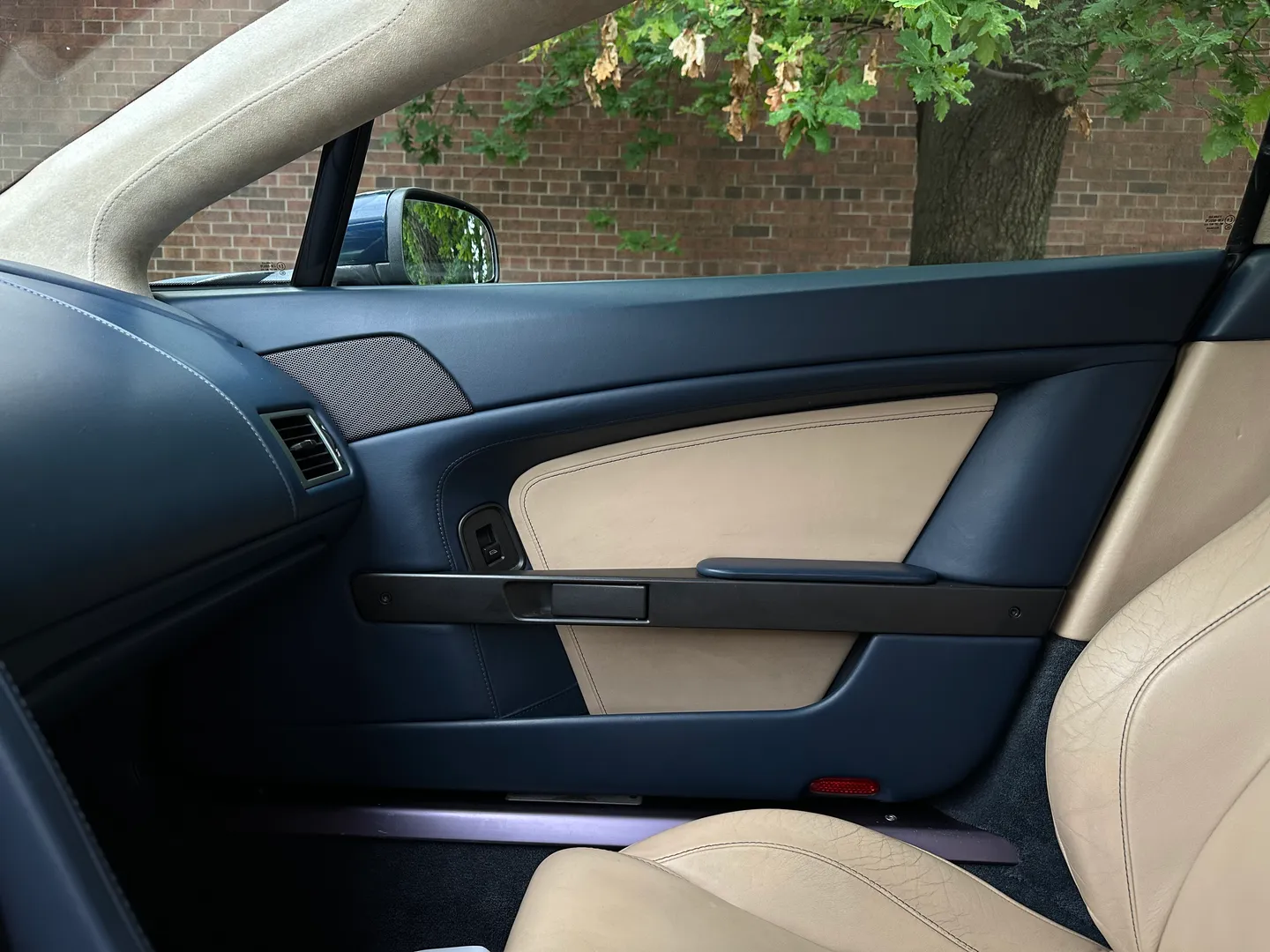 Aston Martin V8 Vantage Roadster — photo 46