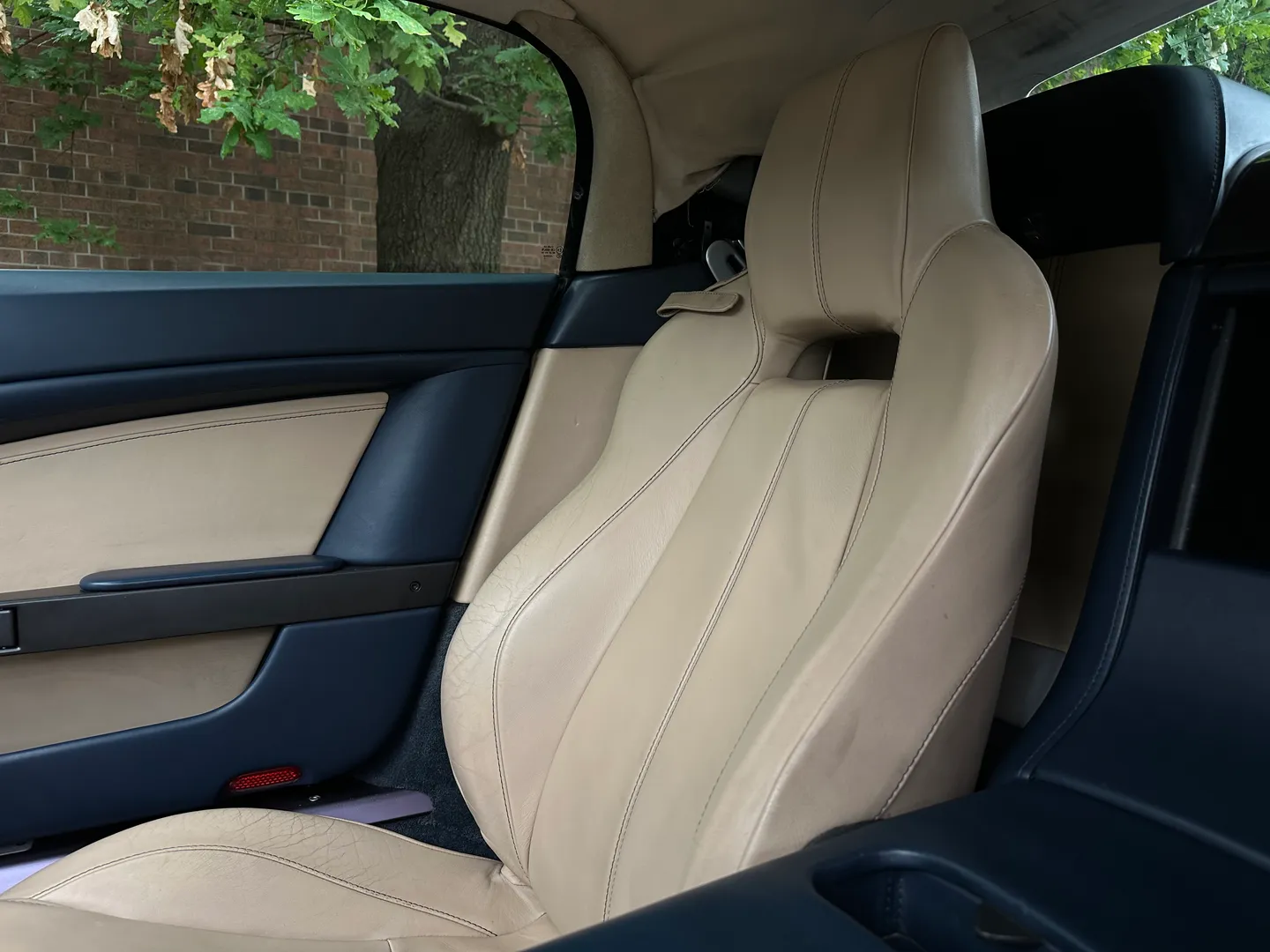 Aston Martin V8 Vantage Roadster — photo 47