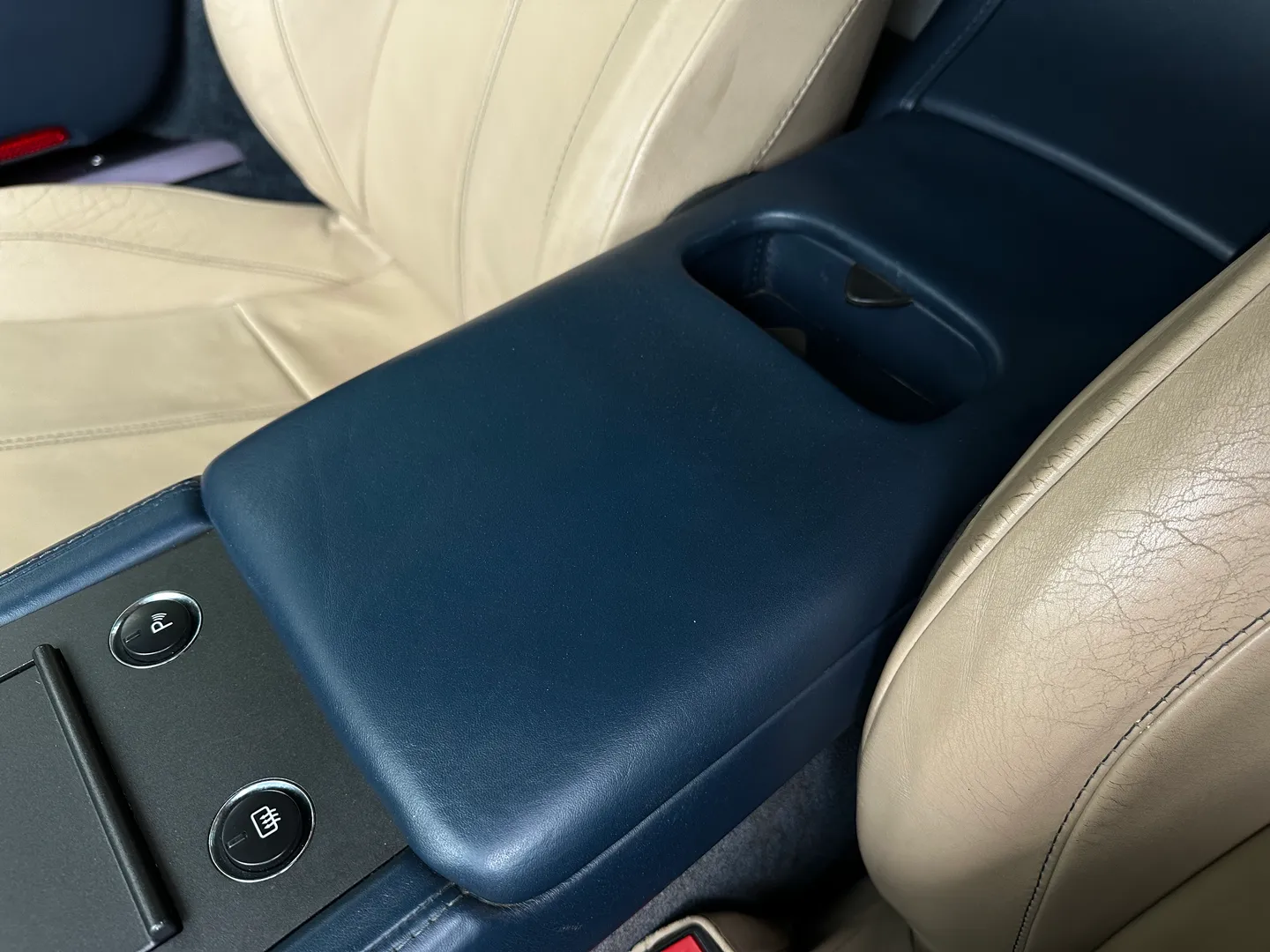 Aston Martin V8 Vantage Roadster — photo 48