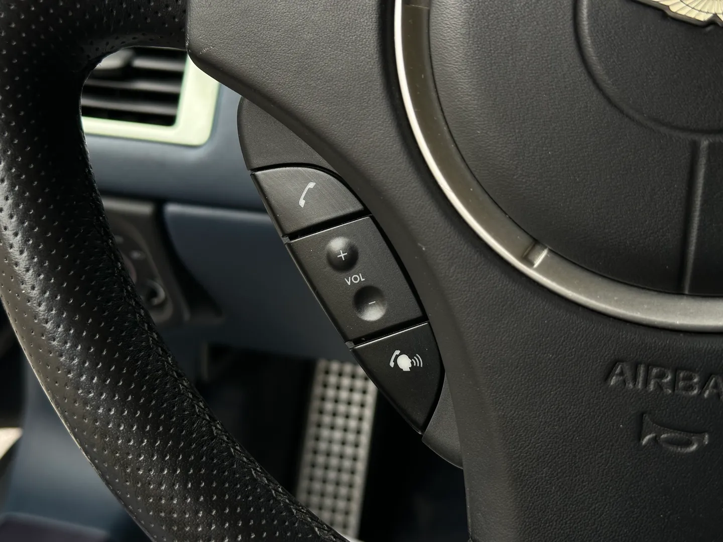 Aston Martin V8 Vantage Roadster — photo 51