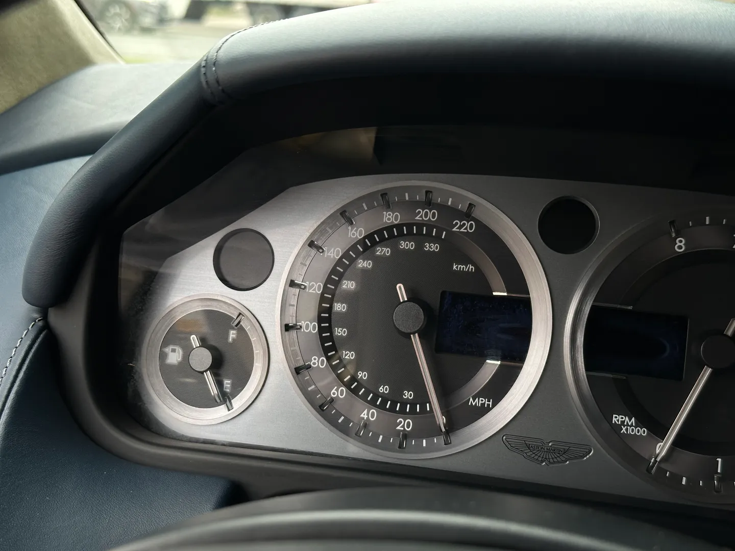 Aston Martin V8 Vantage Roadster — photo 55