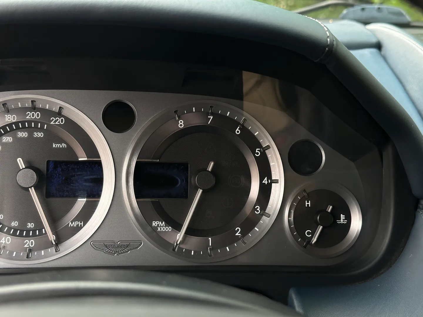 Aston Martin V8 Vantage Roadster — photo 56
