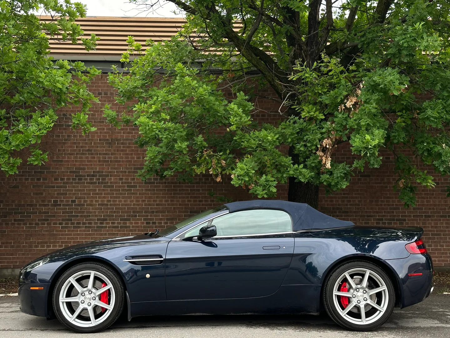 Aston Martin V8 Vantage Roadster — photo 58