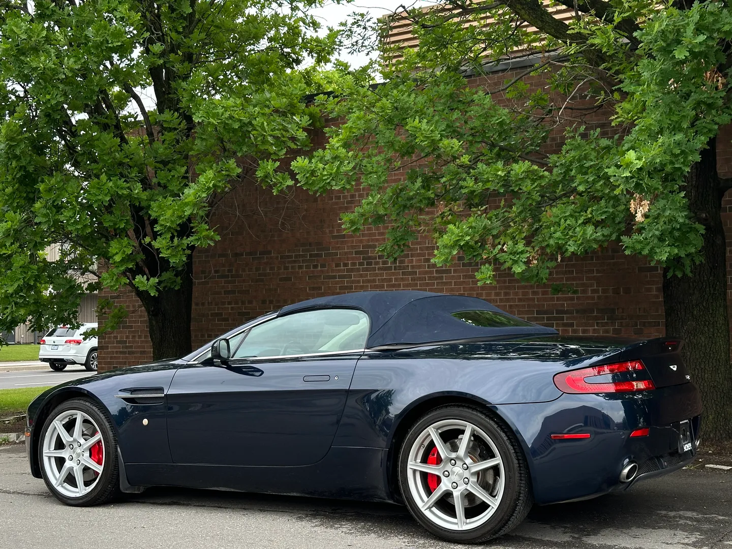 Aston Martin V8 Vantage Roadster — photo 59