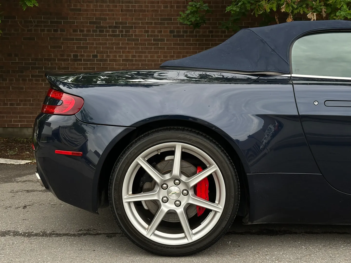 Aston Martin V8 Vantage Roadster — photo 64