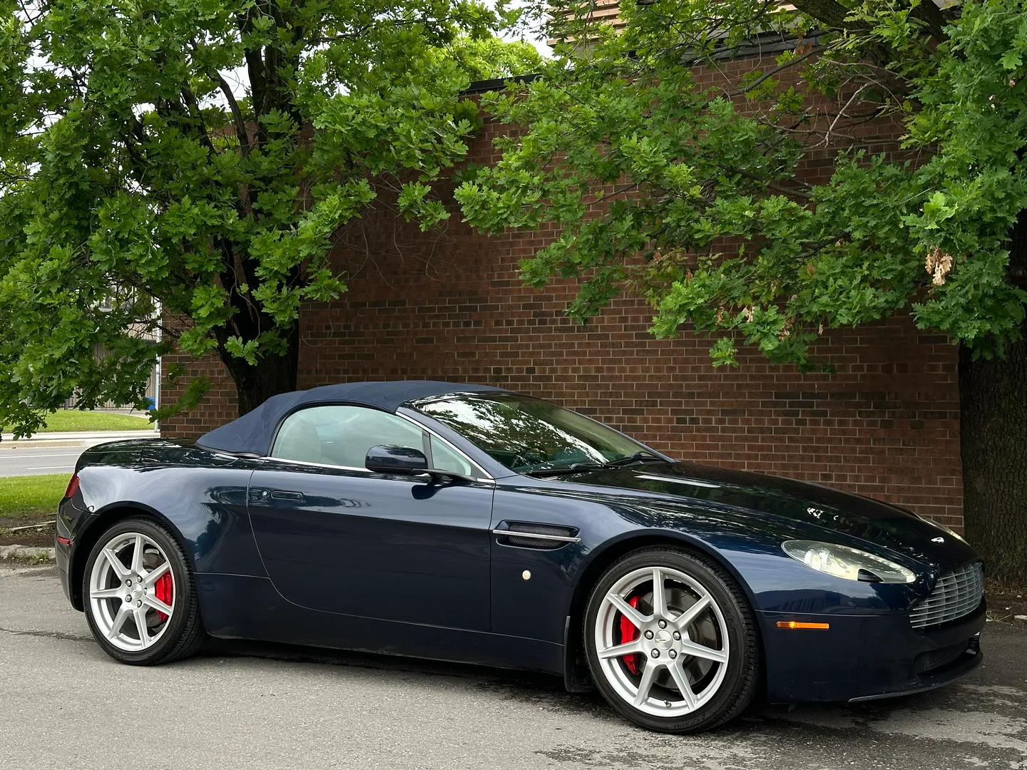 Aston Martin V8 Vantage Roadster — photo 66
