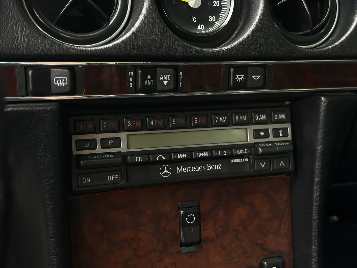 Mercedes Benz 560SL  — photo 53