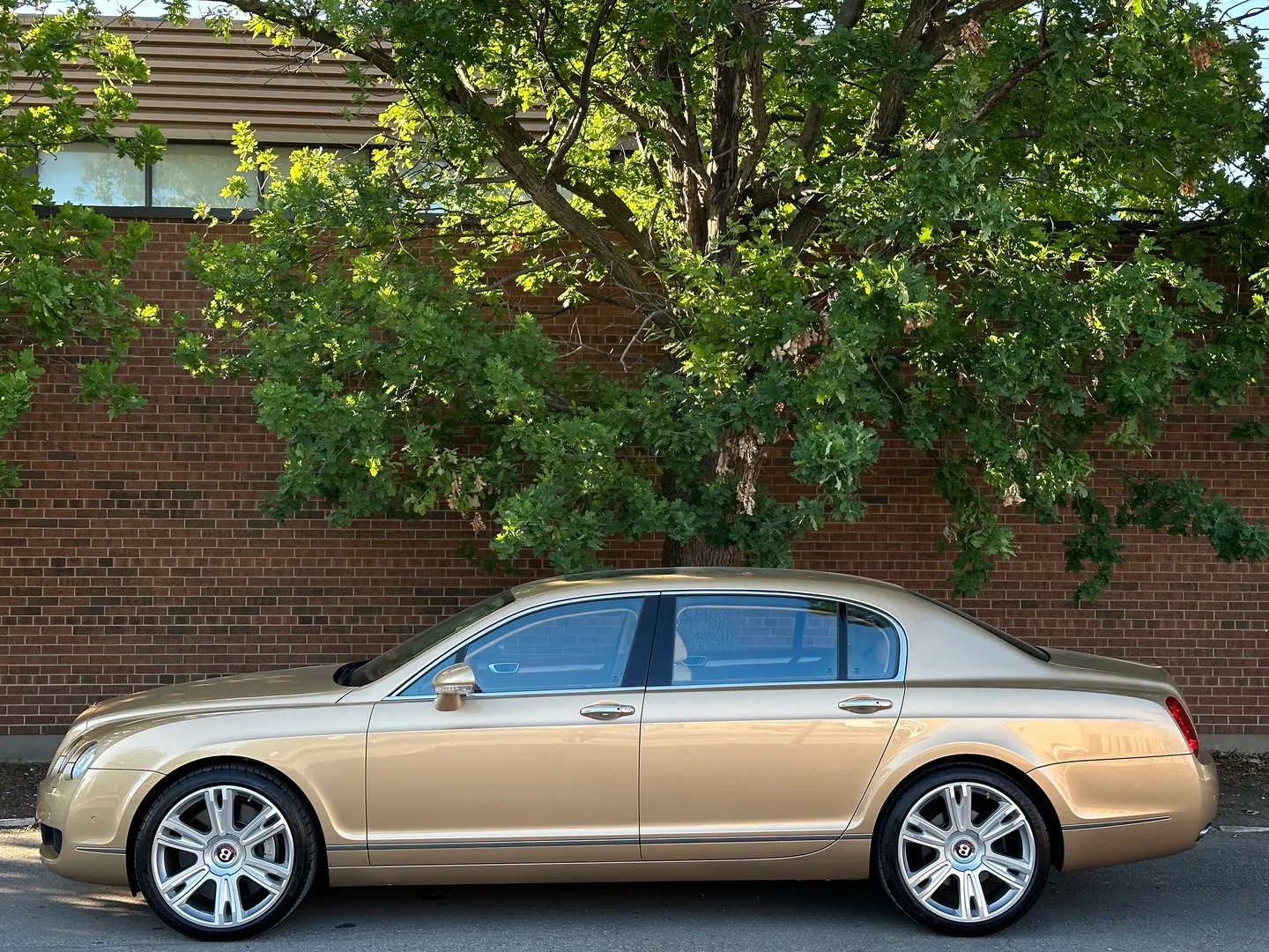Bentley Continental Flying Spur — photo 10