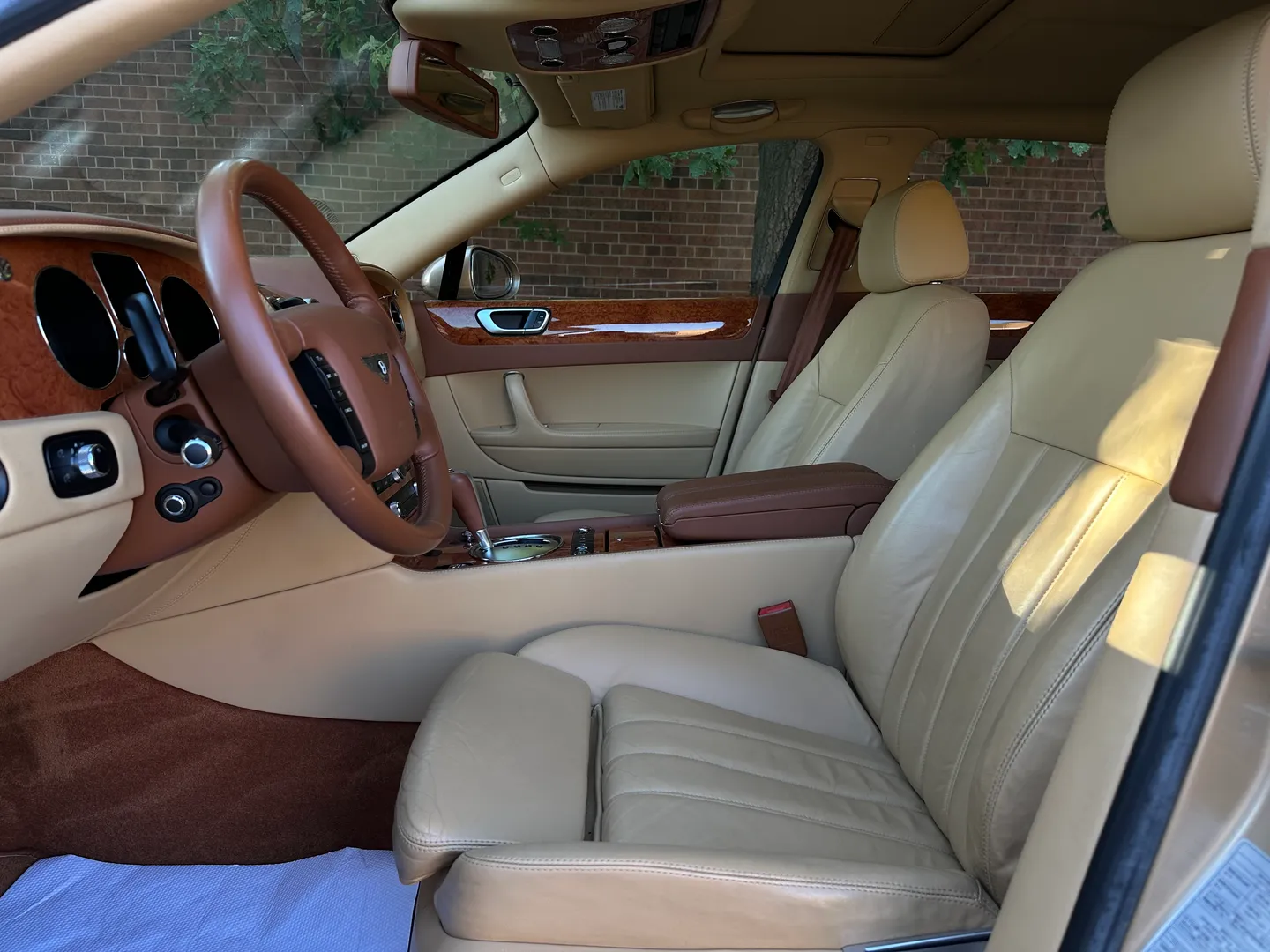 Bentley Continental Flying Spur — photo 38