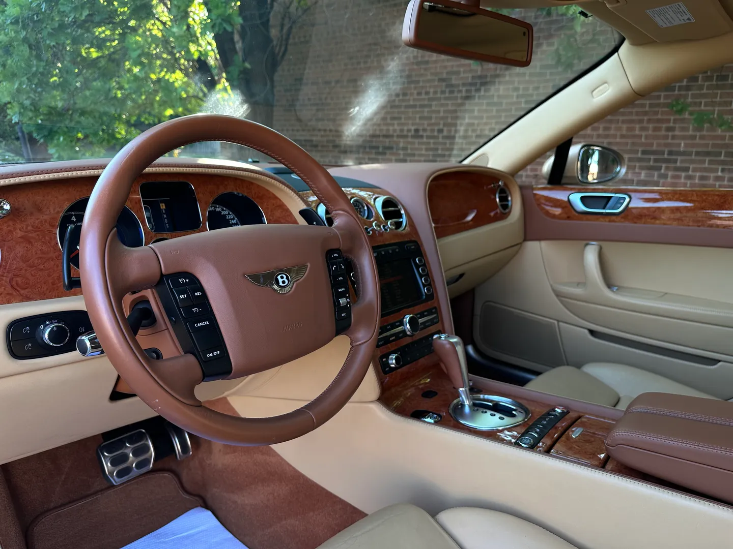Bentley Continental Flying Spur — photo 37