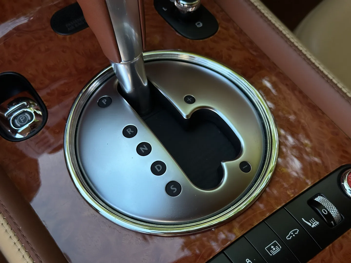 Bentley Continental Flying Spur — photo 48