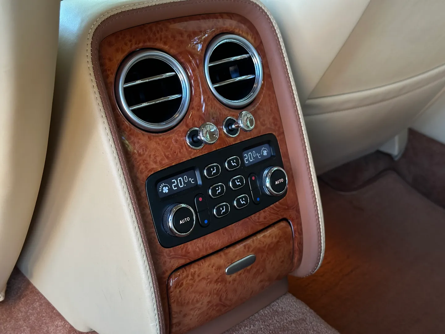 Bentley Continental Flying Spur — photo 73