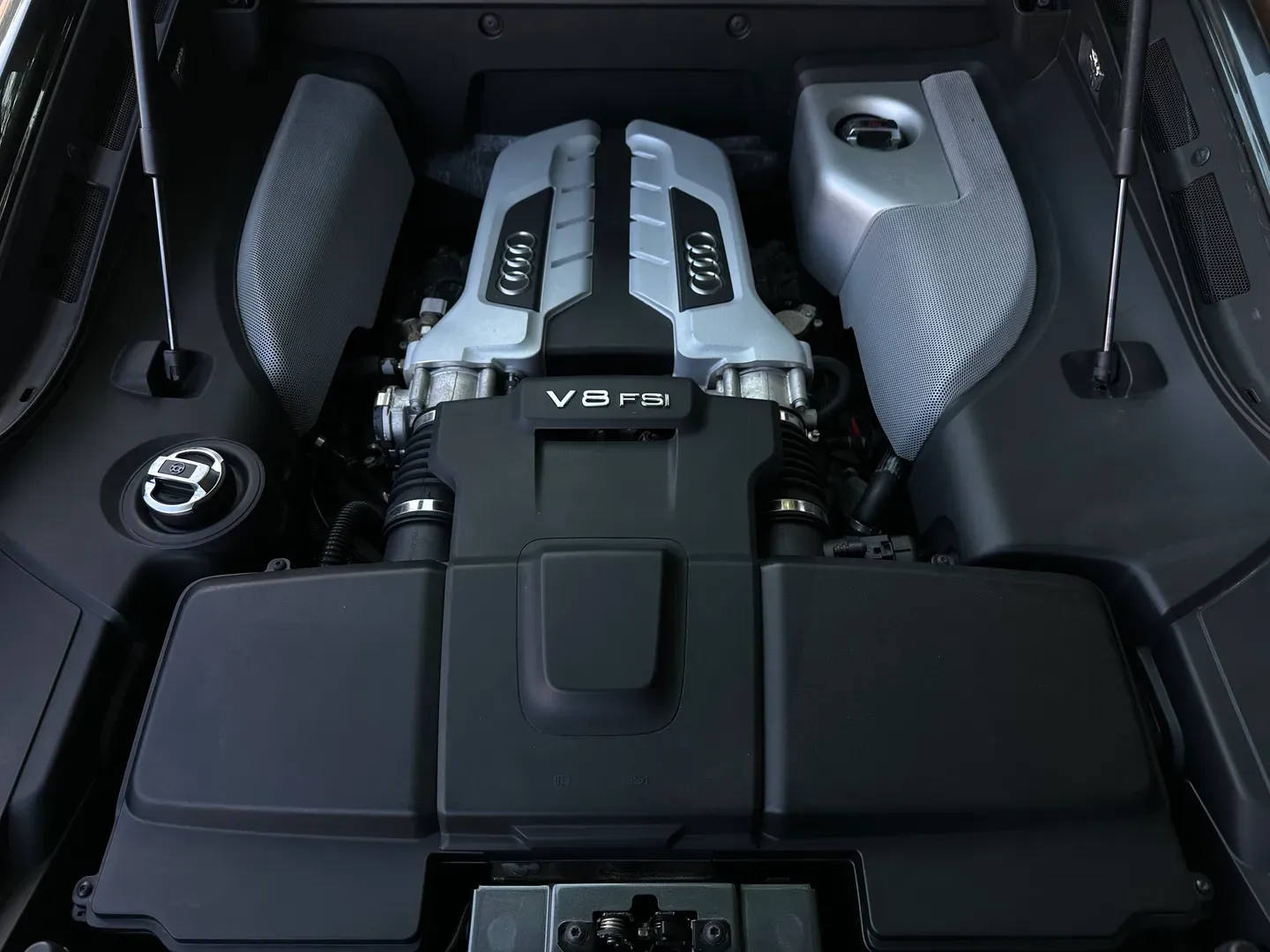 Audi R8 V8 7 Speed S-Tronic Coupe — photo 33
