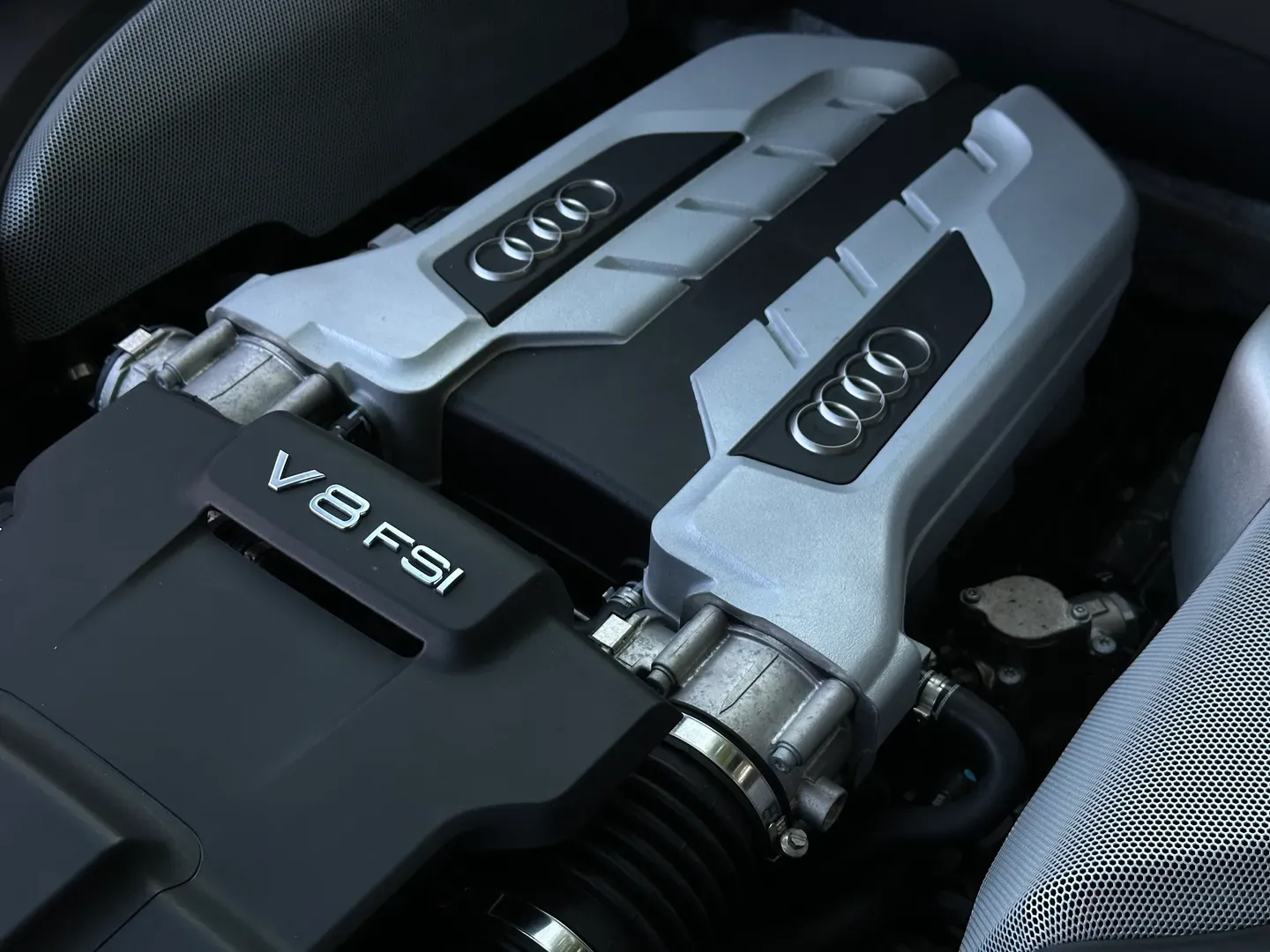 Audi R8 V8 7 Speed S-Tronic Coupe — photo 35