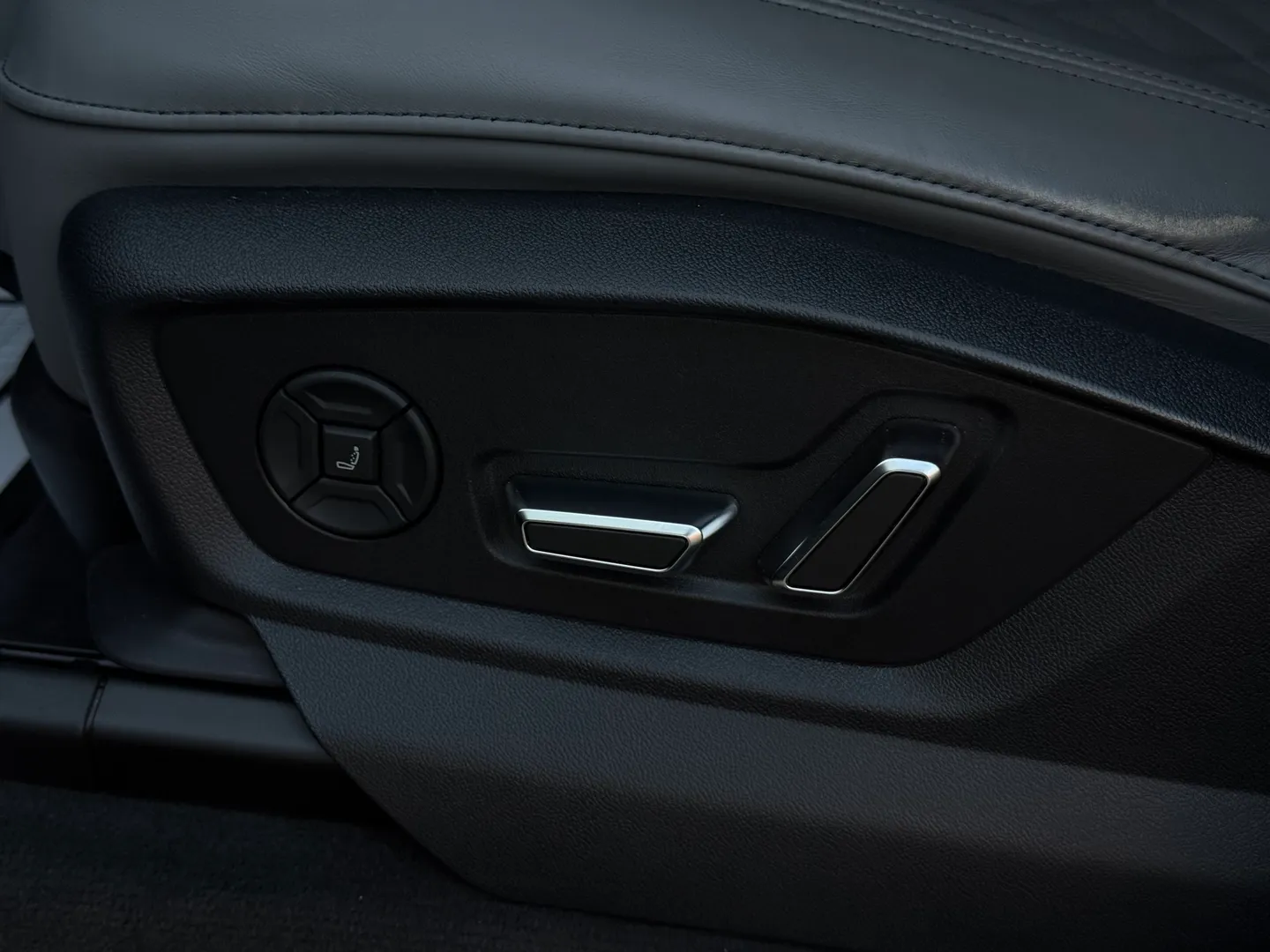 Audi SQ7 Premium Plus — photo 40