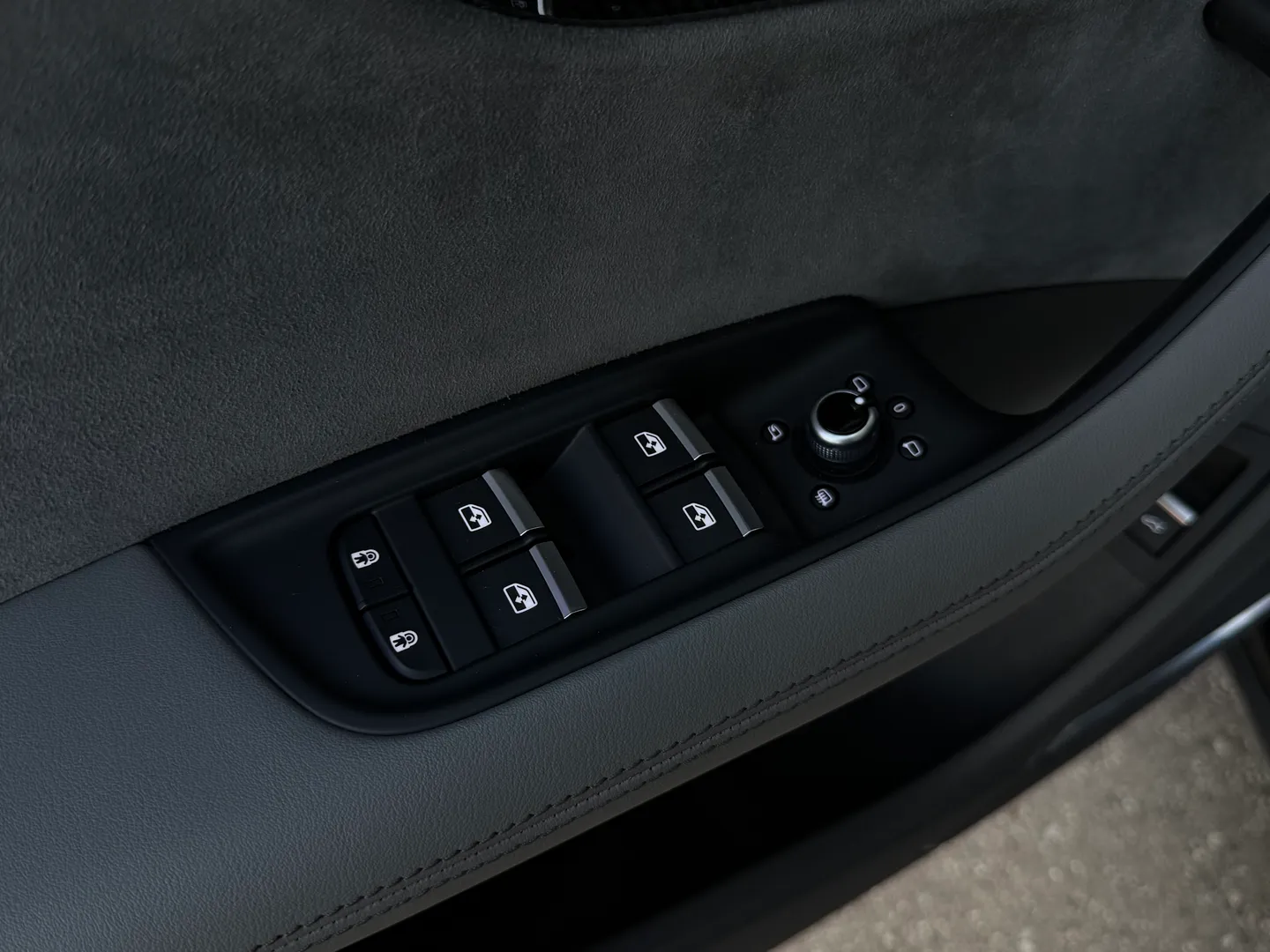 Audi SQ7 Premium Plus — photo 44