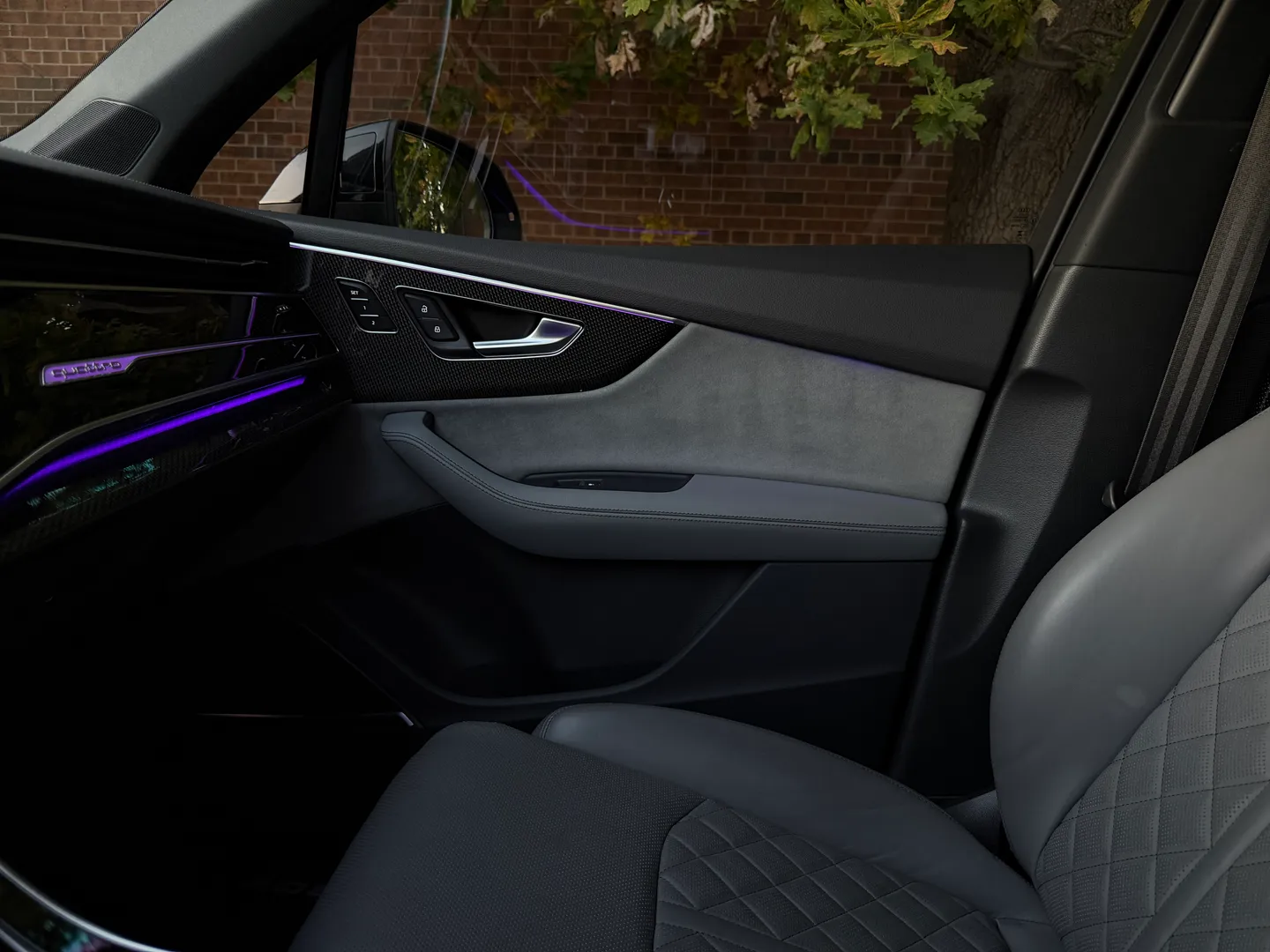 Audi SQ7 Premium Plus — photo 76
