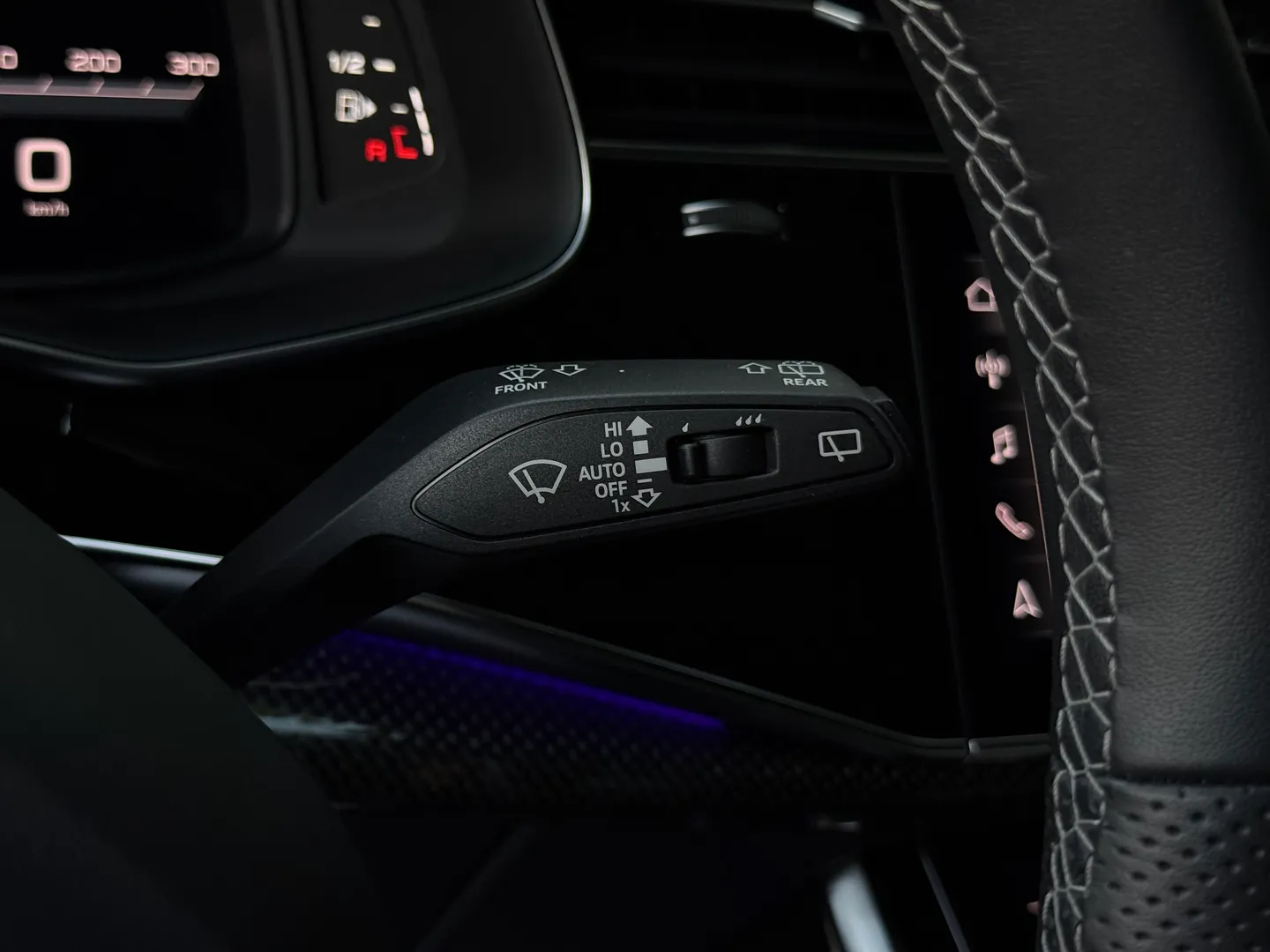 Audi SQ7 Premium Plus — photo 90