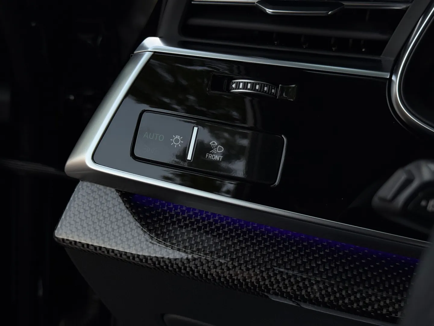 Audi SQ7 Premium Plus — photo 91