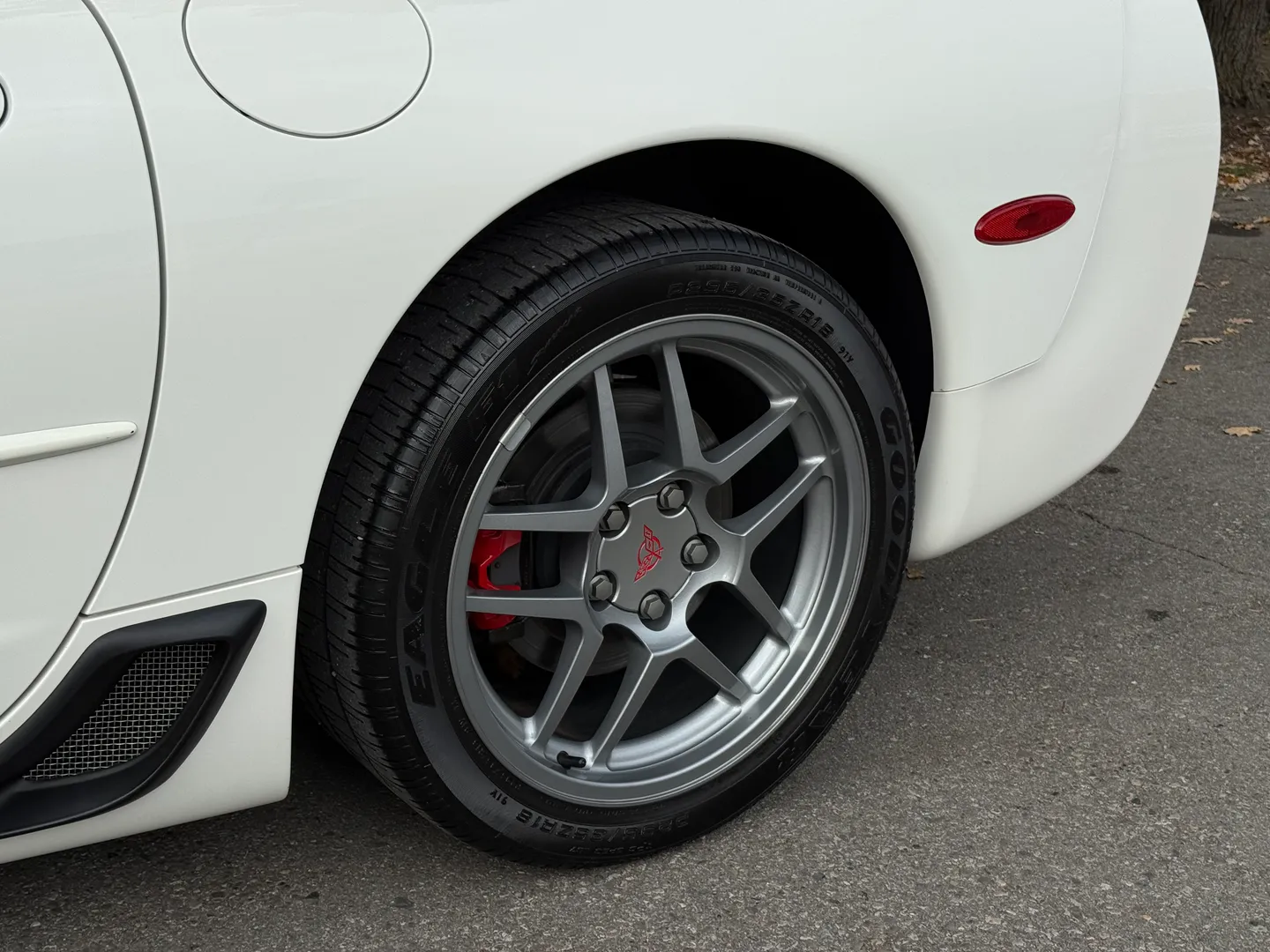 Chevrolet Corvette Z06 Rare Speedway White Collector Grade — photo 18